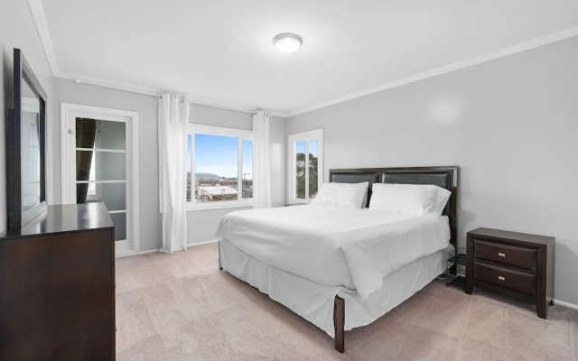photo 3 of 2br Flat For Corporate Travelers W/ Parking In Sf! 2 Bedroom Apts by RedAwning