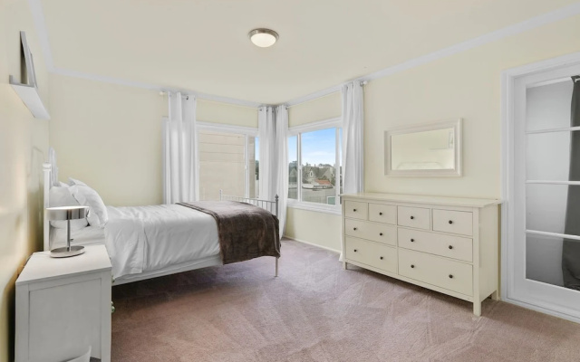 photo 4 of 2br Flat For Corporate Travelers W/ Parking In Sf! 2 Bedroom Apts by RedAwning