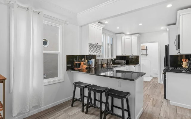 photo 5 of 2br Flat For Corporate Travelers W/ Parking In Sf! 2 Bedroom Apts by RedAwning