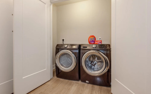 photo 3 of 2br Furnished Apartment Near Convention Center 2 Bedroom Apts by Redawning