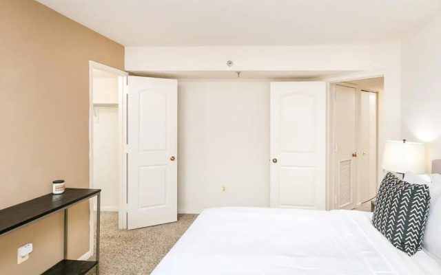 photo 2 of 2BR Luxury Executive Suite With Gym, Parking & Pool by ENVITAE