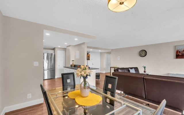 photo 2 of 2BR Modern Apt with Easy Access to City