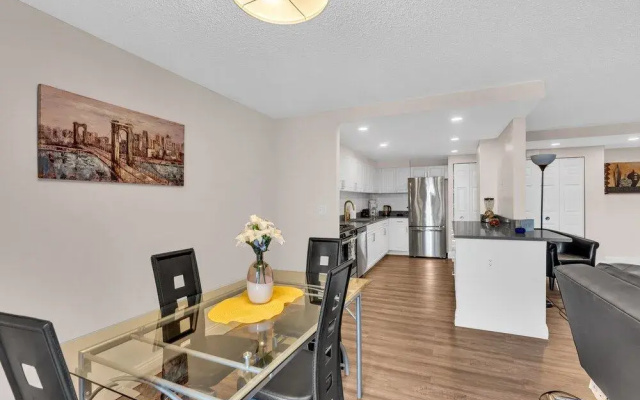 photo 3 of 2BR Modern Apt with Easy Access to City