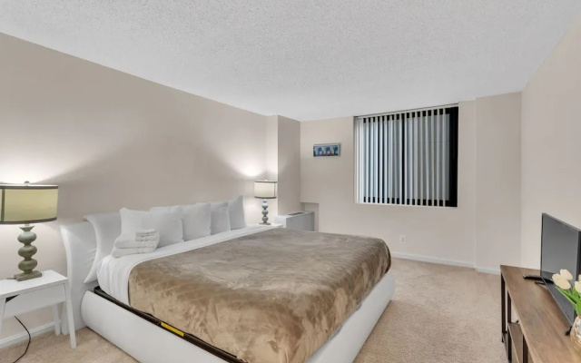 photo 5 of 2BR Modern Apt with Easy Access to City