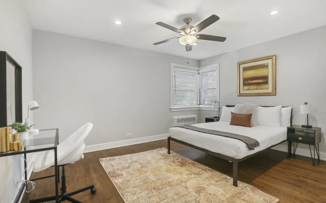 photo 2 of 2BR Rogers Park Apt in Sheridan