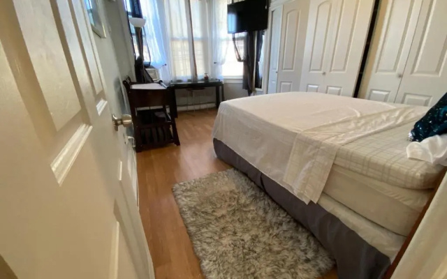 photo 3 of 2cozy Apt W/ Fast Transportation To New York City