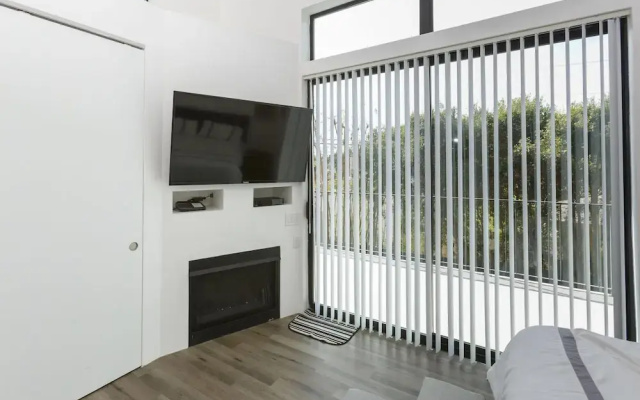 photo 3 of 2nd Story Masterpiece In Venice Beach 4 Bedroom Home by RedAwning