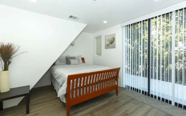 photo 5 of 2nd Story Masterpiece In Venice Beach 4 Bedroom Home by RedAwning