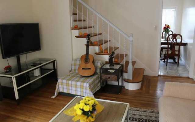photo 2 of 3 BD 2 Bath House, Walkable To Bart, Free Parking, Views