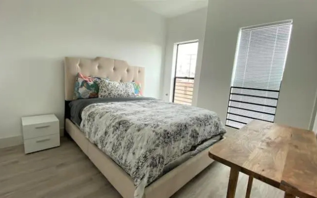 photo 3 of 3 bd Townhome with Private Rooftop