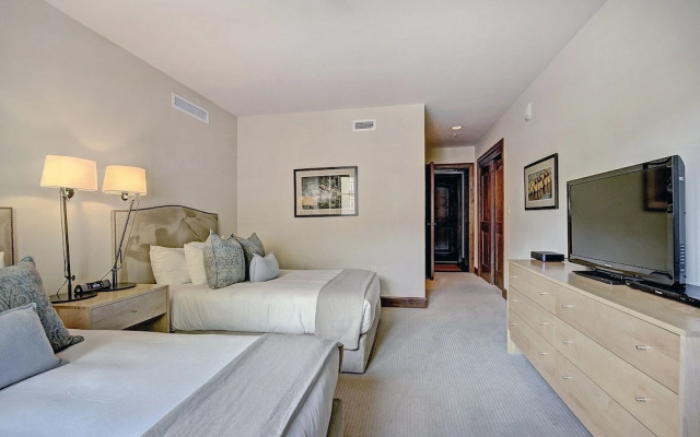 photo 4 of 3 BR Luxury Ritz-Carlton Condo w/ Mountain Views by RedAwning - Save 20% on 7+ Nights!