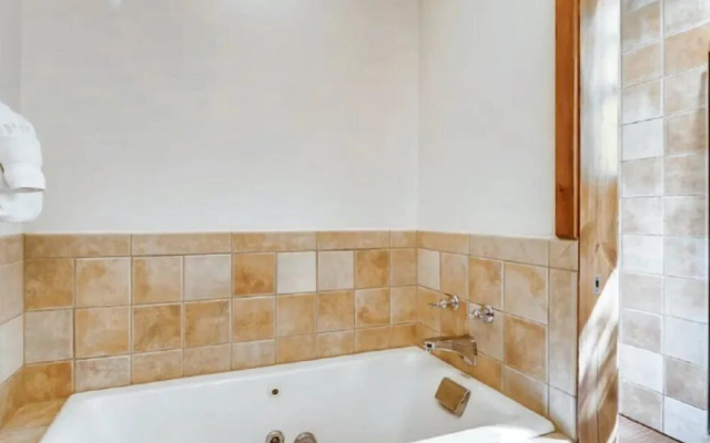 photo 2 of 3 Bedroom Mountain Vacation Rental on Historic Downtown Main Street Within Walking Distance to Peak 9 Gondola