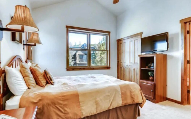 photo 4 of 3 Bedroom Mountain Vacation Rental on Historic Downtown Main Street Within Walking Distance to Peak 9 Gondola