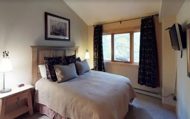 photo 4 of 3 Bedroom Residence in Cascade Village Next to Chair Lift 20 and Shuttle Services to Vail Village