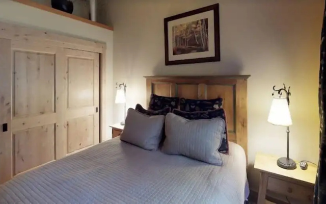 photo 5 of 3 Bedroom Residence in Cascade Village Next to Chair Lift 20 and Shuttle Services to Vail Village