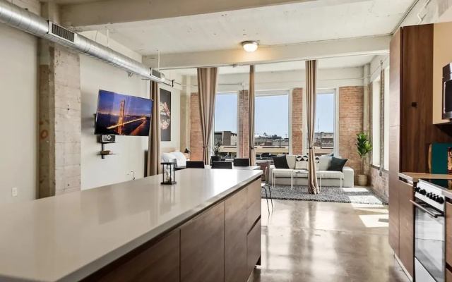 photo 2 of 3 Bedroom Unit in Downtown Dallas with Pool & Gym