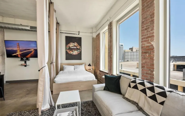 photo 5 of 3 Bedroom Unit in Downtown Dallas with Pool & Gym