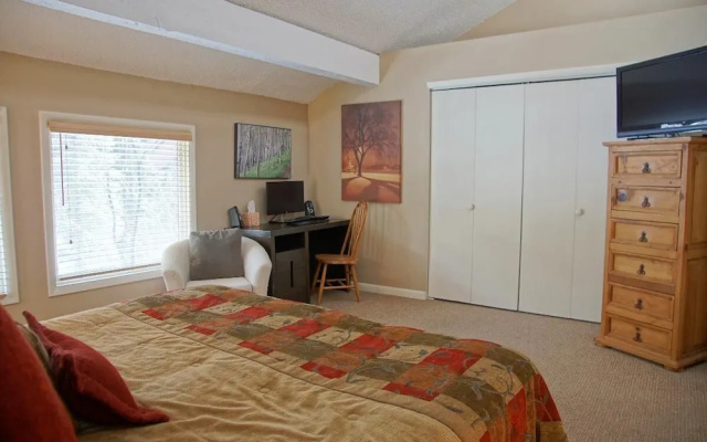 photo 5 of 3006 South Frontage Road West 3 Bedroom Townhouse