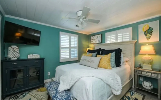 photo 4 of Cha Cha Cottage 301 23rd St 3 Bedroom Cottage by RedAwning