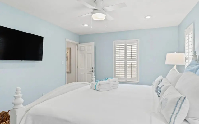 photo 2 of Sunshine House! 3BR 2BA Sleeps 9! Your Perfect Retreat for Comfort and Style