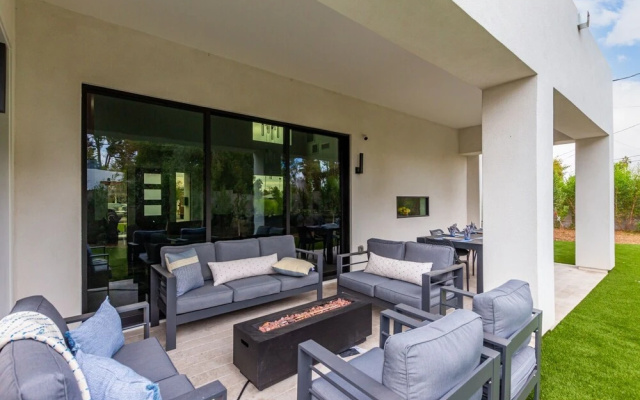 photo 2 of 33rd Modern Phoenix 4 Bedroom Home by Redawning