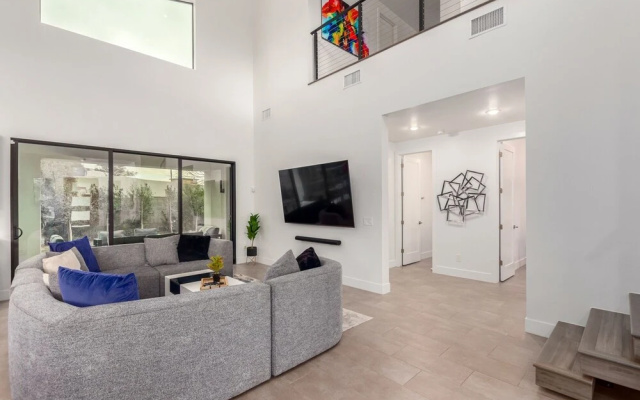 photo 3 of 33rd Modern Phoenix 4 Bedroom Home by Redawning