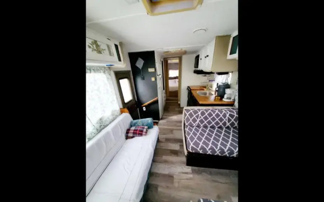 photo 5 of 34ft Mobile Home Near Yale U