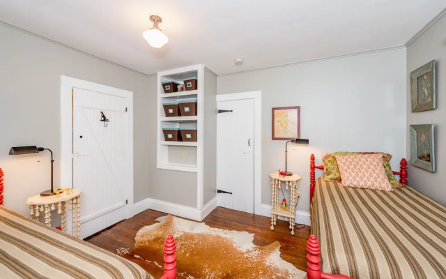 photo 5 of 39 Maney Lane Home 5 Bedrooms 3 Bathrooms Home