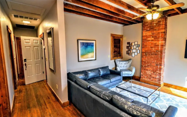photo 2 of 3br, 1 Bath, Sleeps 6-8 3 Bedroom Apts