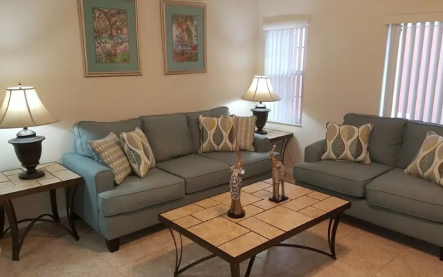 photo 2 of 3br, 2.5ba Townhome W/ Sunny Rear Yard 3 Bedroom Townhouse by Redawning