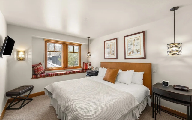 photo 4 of 3br 3.5ba Townhome Steps To Beaver Creek Ge & Lifts 3 Bedroom Townhouse by RedAwning