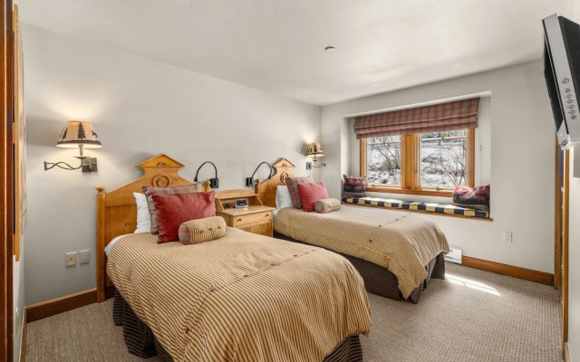 photo 5 of 3br 3.5ba Townhome Steps To Beaver Creek Ge & Lifts 3 Bedroom Townhouse by RedAwning