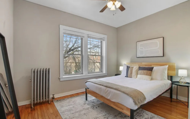 photo 2 of 3BR Apartment w Laundry in Rogers Park