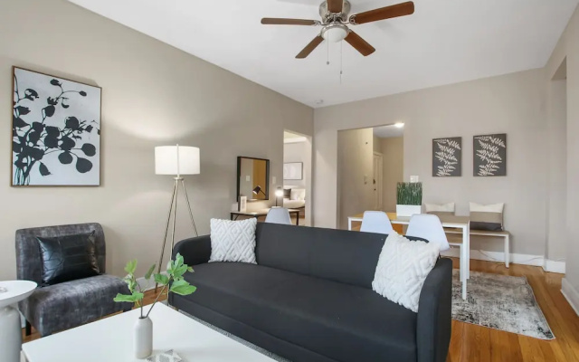 photo 3 of 3BR Apartment w Laundry in Rogers Park
