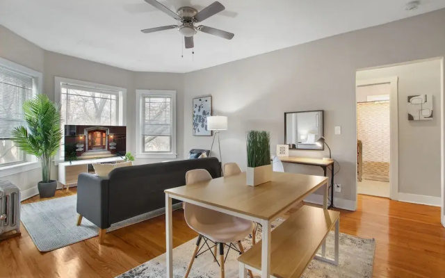 photo 5 of 3BR Apartment w Laundry in Rogers Park