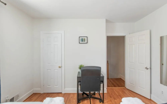 photo 5 of 3BR Colonial House w/Parking by CozySuites
