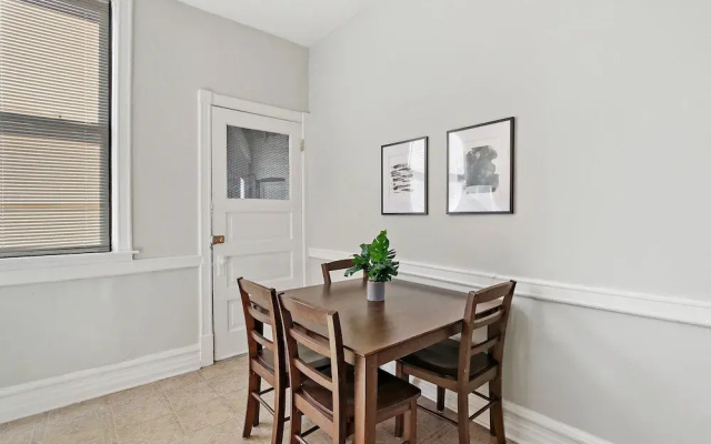 photo 3 of 3BR Comfy & Bright Apt in North Center