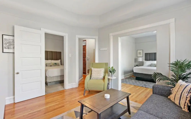 photo 4 of 3BR Comfy & Bright Apt in North Center