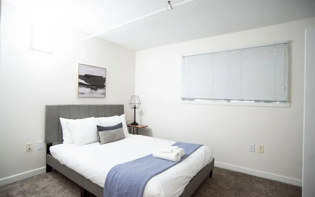 photo 4 of 3BR CozySuites TheBlock-SkybridgeAccess2