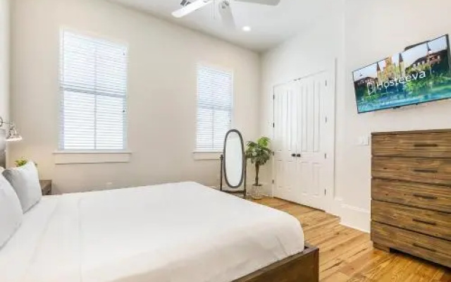 photo 4 of 3BR Loft on Carondelet by Hosteeva