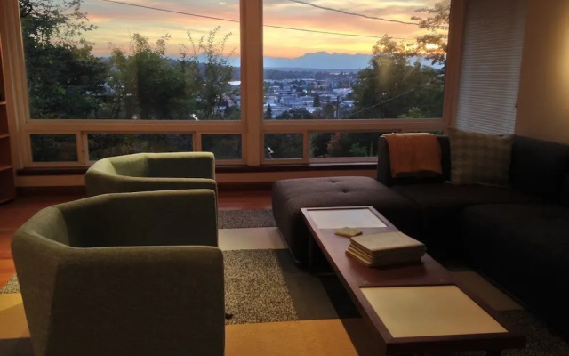 photo 4 of 3BR Mountain View House in Seattle by RedAwning