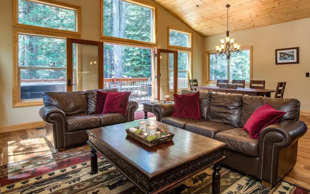 photo 2 of 3br W/ Hot Tub, Fireplace, & Grill 3 Bedroom Home