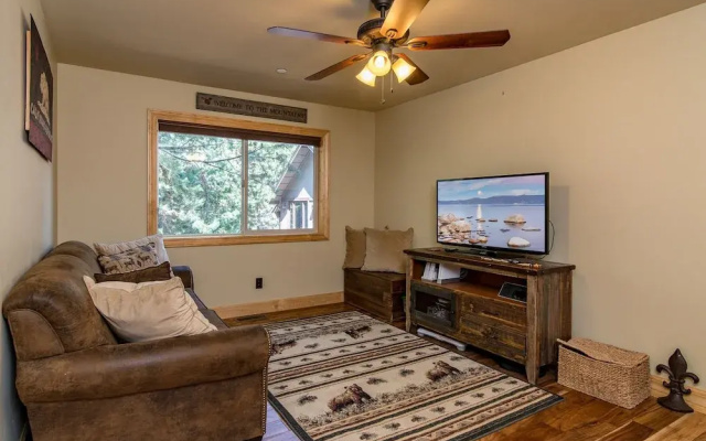photo 3 of 3br W/ Hot Tub, Fireplace, & Grill 3 Bedroom Home