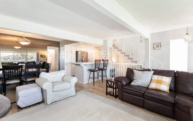 photo 2 of 3br W/ Patio & Grill - 1 Mile To Beach & Pier Ave 3 Bedroom Townhouse