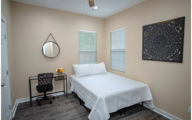 photo 2 of 3BR 2BA Remodeled House Near Downtown