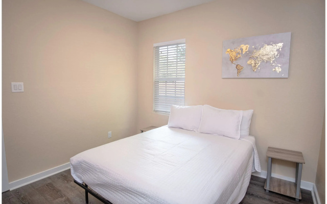 photo 5 of 3BR 2BA Remodeled House Near Downtown