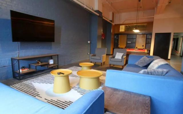 photo 3 of 3E *New* Huge! Spacious 3 Bedroom in Oakland that sleeps 12!