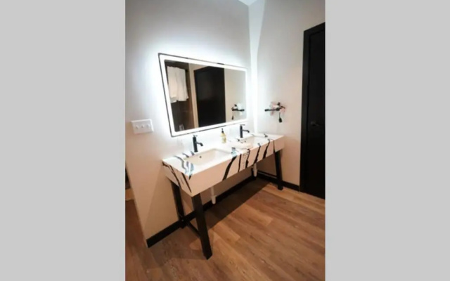 photo 4 of 3E *New* Huge! Spacious 3 Bedroom in Oakland that sleeps 12!