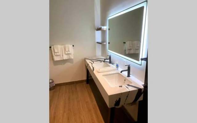 photo 4 of 3E-*New* 5 min to UPMC Shadyside, sleeps 4