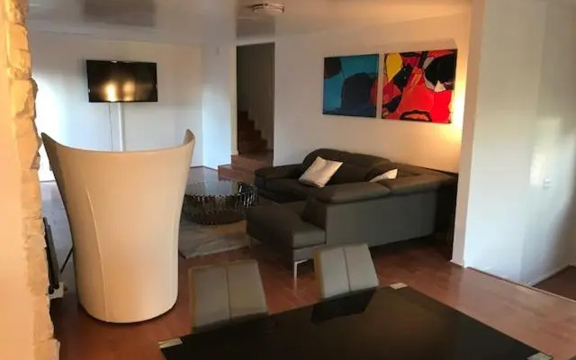photo 4 of 4 bedroom and 3 bath home close to universal studio and Hollywood